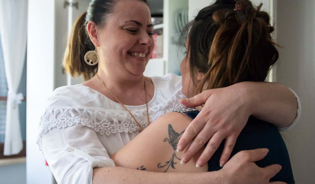 Abbraccio mamma e figlia